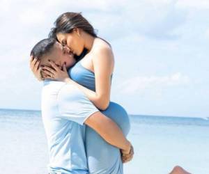 La relación entre la presentadora Alejandra Rubio y su prometido, Javian Thompson, sigue cautivando a sus seguidores, especialmente tras la publicación de su sesión de fotos preboda realizada en las paradisíacas playas de Roatán.