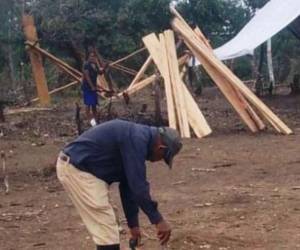 Los misquitos han instalado un campamento en la zona para expresar su rechazo al proyecto carcelario, considerado una invasión a tierras ancestrales.