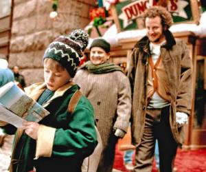 El clásico navideño Mi pobre angelito, estrenado en 1990, marcó una generación con la historia del pequeño Kevin McCallister y su travesura al quedarse solo en casa durante la víspera de Navidad.