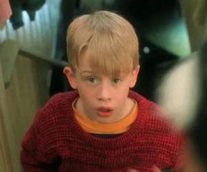 A los 10 años, Macaulay Culkin logró lo que pocos actores infantiles pueden presumir: convertirse en una figura icónica del cine navideño por su papel como Kevin McCallister en “Mi pobre angelito”. Aunque el éxito fue inmediato, pocos conocen las cifras que el actor obtuvo por su participación en la franquicia.