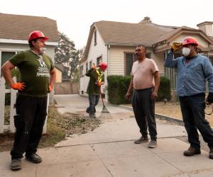 El grupo, coordinado por la Red Nacional de Jornaleros (NDLON), ha intervenido en áreas como Pasadena y Altadena, donde los fuertes vientos de Santa Ana han complicado la situación.