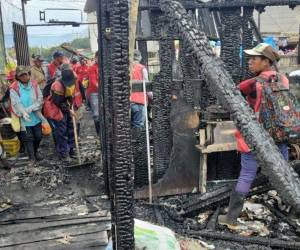 Los escombros que dejó el incendio en el mercado conocido como “Las Américas”, ubicado a inmediaciones del puente Carías de Comayagüela, ciudad de Tegucigalpa, capital de Honduras, fueron removidos este sábado por personal de la Alcaldía Municipal del Distrito Central.