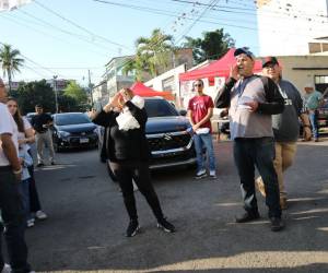 “Llorón traidor” le gritan a Jorge Cálix simpatizantes de Libre en su centro de votación