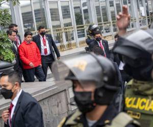 Vestido con una llamativa chamarra roja, el presidente de 52 años, llego a la Fiscalía, Pedro Castillo.