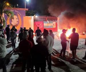 Simpatizantes del movimiento M28 de Libre protestan desde la noche del miércoles frente al Instituto Oficial Ramón Rosa en Tocoa, Colón, exigiendo la entrega de credenciales para los comités departamentales y municipales.