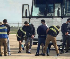 Fotografía de archivo de un grupo de personas de entre unos 130 colombianos que fueron deportados a su país en uno de los 12 vuelos que semanalmente salen del aeropuerto de Harlingen, en Texas.