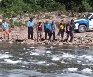 Así fue encontrado el cuerpo de este hombre en el río Choluteca.