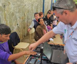 El Registro Nacional de las Personas mantiene el cobro de 200 lempiras por reposición del DNI, dijo que el decreto aún no se publica en La Gaceta.