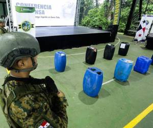 Un soldado custodia unos contenedores con cocaína líquida incautada por autoridades panameñas, este miércoles en Ciudad de Panamá. EFE/ Carlos Lemos