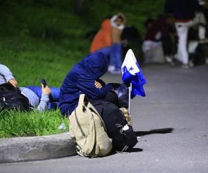 Más de un centenar de migrantes hondureños, entre hombres, mujeres y niños, salieron este martes en caravana desde San Pedro Sula, norte de su país, con la idea de llegar a Estados Unidos por el desempleo y la inseguridad en sus comunidades, según escuetas declaraciones de algunos de ellos.