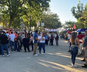 Desde antes de las 7:00 a.m., una larga fila de electores esperan que abran los portones en la escuela primero de febrero para poder ejercer el sufragio.