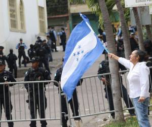 Los acusados fueron trasladados hasta los juzgados capitalinos ubicados en La Granja, hasta donde llegaron varias personas para brindar su apoyo.