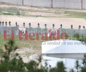 Un contingente de la Policía Antimotines revisó a cada uno de los reos del centro penal de El Porvenir, Francisco Morazán, donde la tarde del domingo asesinaron a 19 privados de libertad. Foto: Alex Pérez/EL HERALDO.