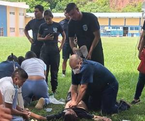 Momento en que compañeros y personal de salud brindaban servicios de primeros auxilios al agente.