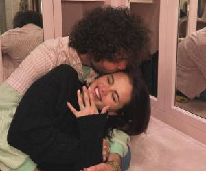 El compromiso entre Benny Blanco y Selena Gómez ha desatado un intenso debate entre sus seguidores porque lo que inicialmente parecía una romántica e inesperada propuesta de matrimonio en medio de un parque, terminó siendo “una farsa”.