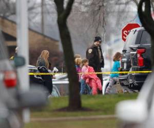 La policía conduce a estudiantes a un centro de reunificación después de un tiroteo en la Escuela Cristiana Abundant Life en Madison, Wisconsin, Estados Unidos.