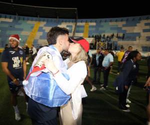 La bella modelo y el jugador argentino fueron captados fundidos en un apasionado beso por la cámara de EL HERALDO.