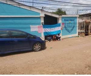 En el Centro de Educación Básica Moisés Starkman de la capital los padres de familia protestaron por que les faltan maestros.