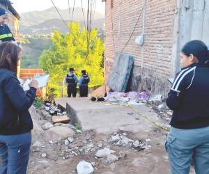 El cuerpo sin vida de Carlos Sebastián Giménez Palma (24) fue descubierto cerca de un botadero de basura en la entrada a un callejón.