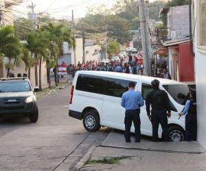 En este busito fueron trasladados los tres exjefes militares.