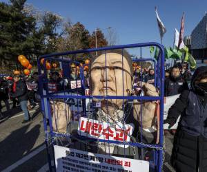 Los manifestantes realizan una protesta exigiendo el juicio político del presidente surcoreano Yoon Suk Yeol fuera de la Asamblea Nacional en Seúl, Corea del Sur.