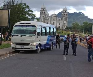 La víctima fue identificada como Alan Eduardo Andino, quien conducía un bus de la ruta colonia Suyapa-UNAH-Mercado con registro número 702.