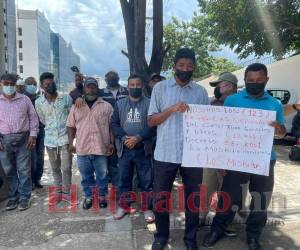 Desde tempranas horas de este miércoles un grupo de expolicías misquitos depurados protestaron afuera de Casa Presidencial.