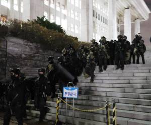 Cientos de militares salieron a las calles la madrugada de este martes en cumplimiento a la ley marcial decretada desde la presidencia de Corea del Sur.