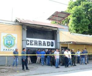 'Cerrado', dice un gran rótulo que se aprecia en el portón principal del que este sábado dejó de ser el centro penal de San Pedro Sula.