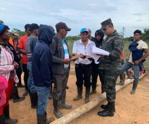 Los pobladores del sector del Mocorón, Gracias a Dios, entregaron a las Fuerzas Armadas un documento en el que se manifiestan en contra de la construcción de la cárcel.