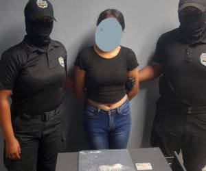 La joven pretendía transportar supuesta marihuana y 1,000 lempiras en un preservativo introducido en su parte íntima.