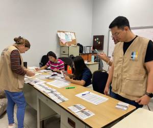 Las delegaciones de observadores se desplazaron a los diferentes centros de votación para registrar lo ocurrido durante el proceso electoral.