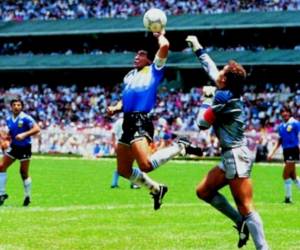 En el primero, Maradona tocó el balón con la mano para superar al arquero inglés Peter Shilton. Él mismo reconoció después que había anotado “un poco con la cabeza y un poco con la mano de Dios”.