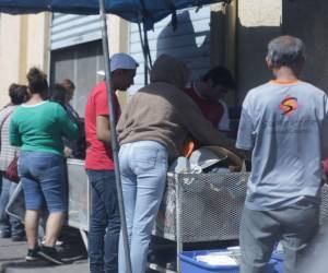 Muchas personas optan con comprar ropa de segunda en estos comercios, en los que también ponen ofertas todos los días.