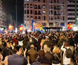 Varios centenares de personas se han concentrado en València para exigir la dimisión del presidente de la Generalitat valenciana, Carlos Mazón, y del presidente del Gobierno, Pedro Sánchez, por la gestión de la dana.