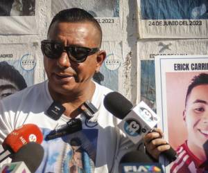 El activista Eddy Carrillo, habla con los medios de comunicación este martes en la ciudad de Tijuana, en Baja California (México).