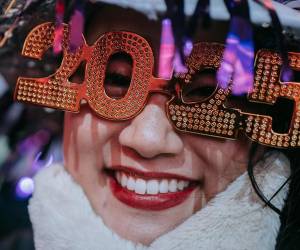 A pesar de las bajas temperaturas, la energía y emoción de la multitud hicieron que esta bienvenida al Año Nuevo fuera mágica y única en Times Square, Nueva York.