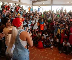 Karol G y su Fundación Con Cora realizaron la labor social en dos comunidades de Colombia.