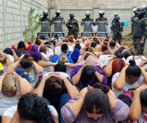 Las mujeres que se encontraban en el módulo de la MS-13 en las instalaciones del Antiguo Renacer fueron llevadas al patio para ser revisadas