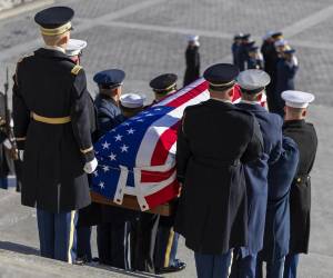 El expresidente Jimmy Carter, fallecido a los 100 años el 29 de diciembre, fue trasladado este jueves desde el Capitolio de EE. UU. hacia la Catedral de Washington para su funeral de Estado, donde además de su familia fue acompañado por varios líderes del gobierno, expresidentes y líderes mundiales.