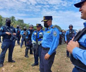 Varios elementos de la Policía Nacional coordinaron los desalojos del rancho Corsa