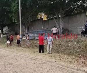 Los cuerpos de los jóvenes quedaron en las gradas ubicadas en un extremo de la cancha de fútbol.