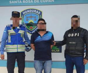 Los agentes de la Policía Nacional capturaron al hombre de 34 años de edad, acusado de cometer el delito de homicidio simple, en Santa Rosa de Copán.