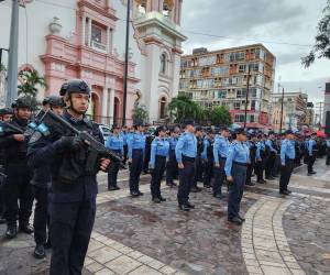 La Policía Nacional ha lanzado el operativo “Navidad Segura” en el Valle de Sula, desplegando más de mil agentes para reforzar la seguridad durante las festividades navideñas. Aquí los detalles.