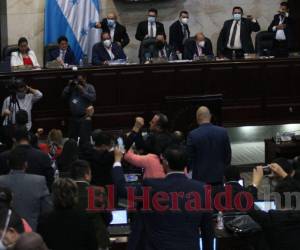 Tras ser aprobada la ley en su totalidad, los diputados del Partido Libre celebraron en el Hemiciclo.