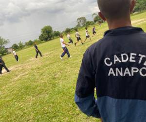 Miembros de la Academia Nacional de Policía durante un partido de fútbol.