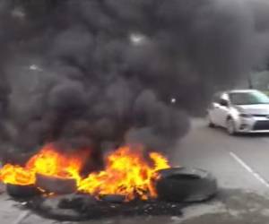 Los manifestantes exigen la reparación de calles y también del sistema de aguas negras.