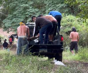 El cuerpo fue levantado por los vecinos de la zona y llevado en un pick-up hasta donde residía.