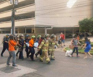 Imágenes mostraron daños en varios pisos, con ruptura de cristales y daños en la estructura.