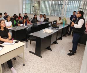 Carlos Girón, durante la jornada de alfabetización mediática a estudiantes de Periodismo Digital II de la UNAH.